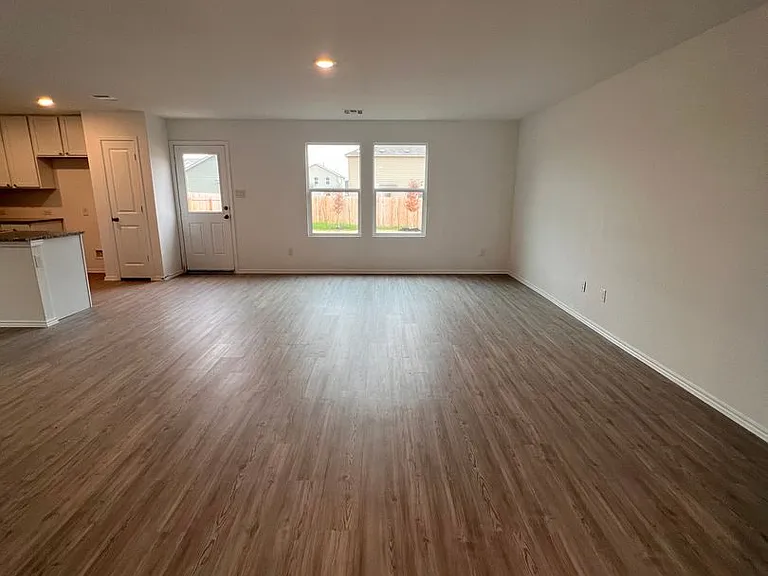 5466 Daphne Path — Photo 3