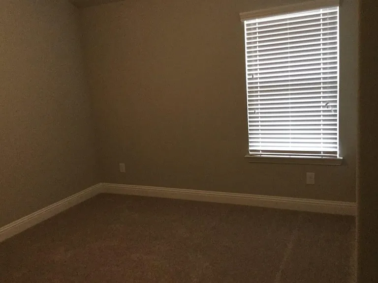 2609 Empire St — Photo 11