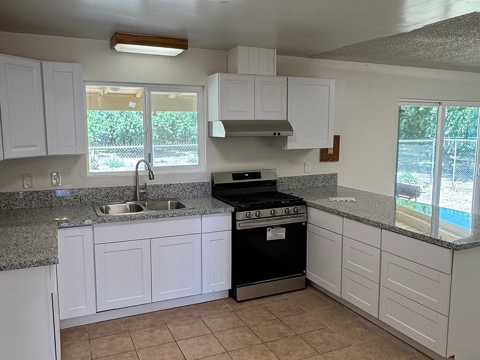 3 bed, 2.5 bath, 1906 sqft, $2,400 — Photo 2