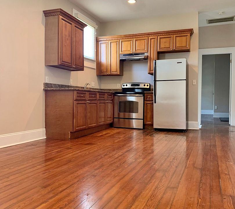 1st image of 3127 Banks St #B