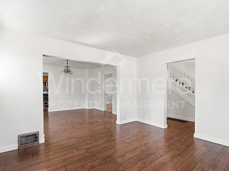 914 E Indiana Ave — Photo 6