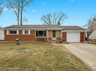 22867 Kay St, South Lyon, MI 48178