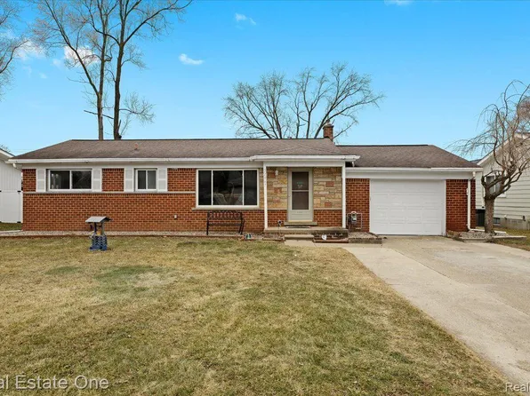 22867 Kay St, South Lyon, MI 48178