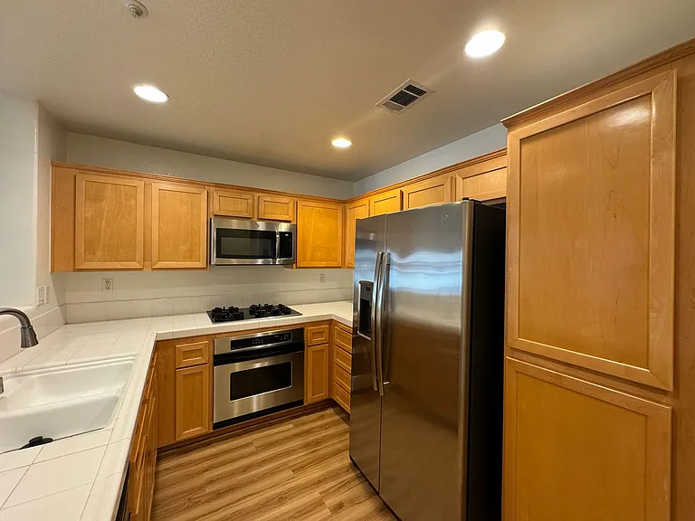 616 E Walnut St — Photo 14