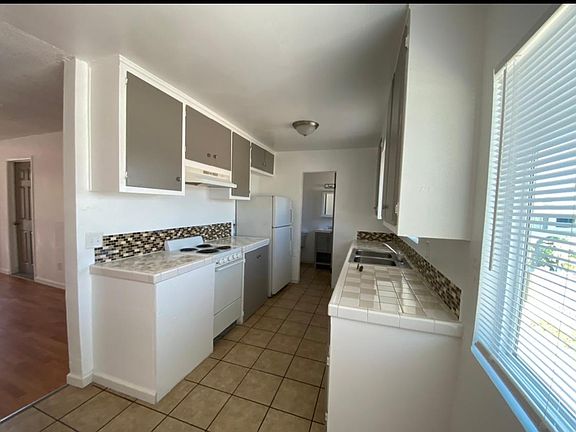 5th image of 1040 E Grand Ave #1040