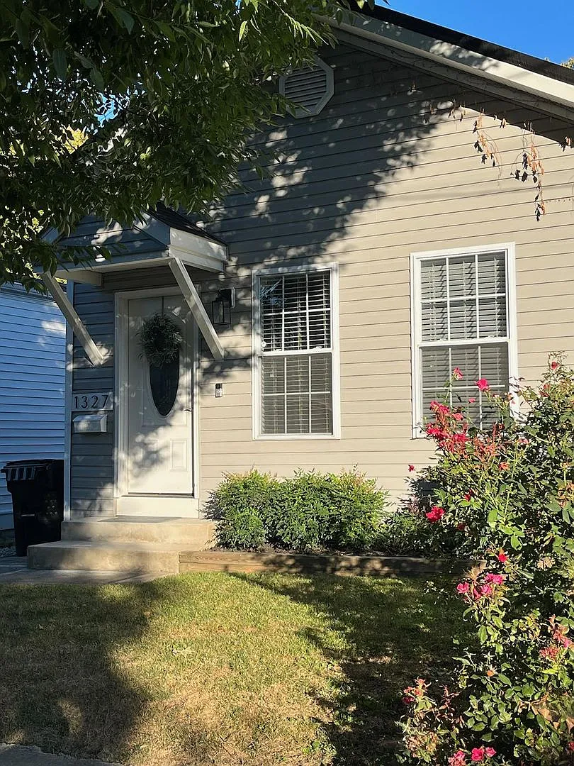 Beautifully Renovated Two Bedroom Highlands Home — Photo 2