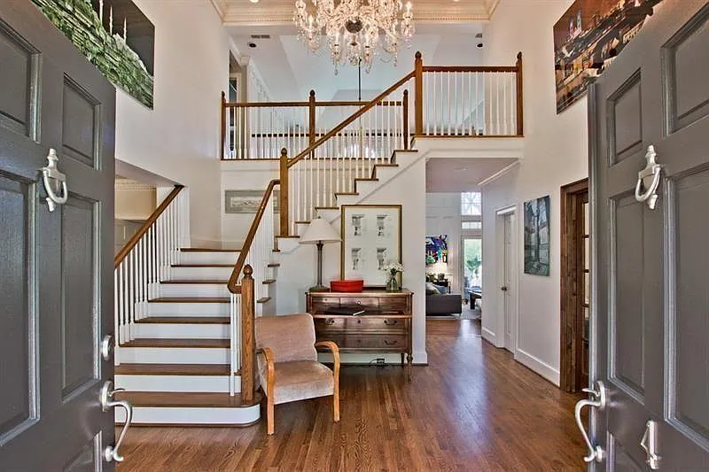 5 bed, 7.0 bath, 7490 sqft, $13,000 — Photo 3