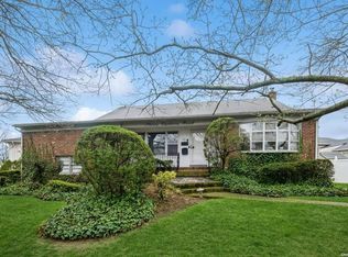 30 Captains Rd, North Woodmere, NY 11581