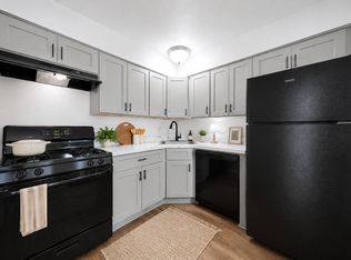 Eden Prairie Apartments, Carpentersville, IL 60110