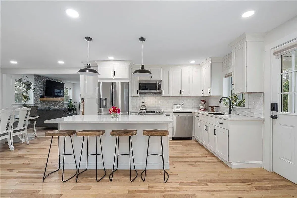 140 S Mast St — Photo 1