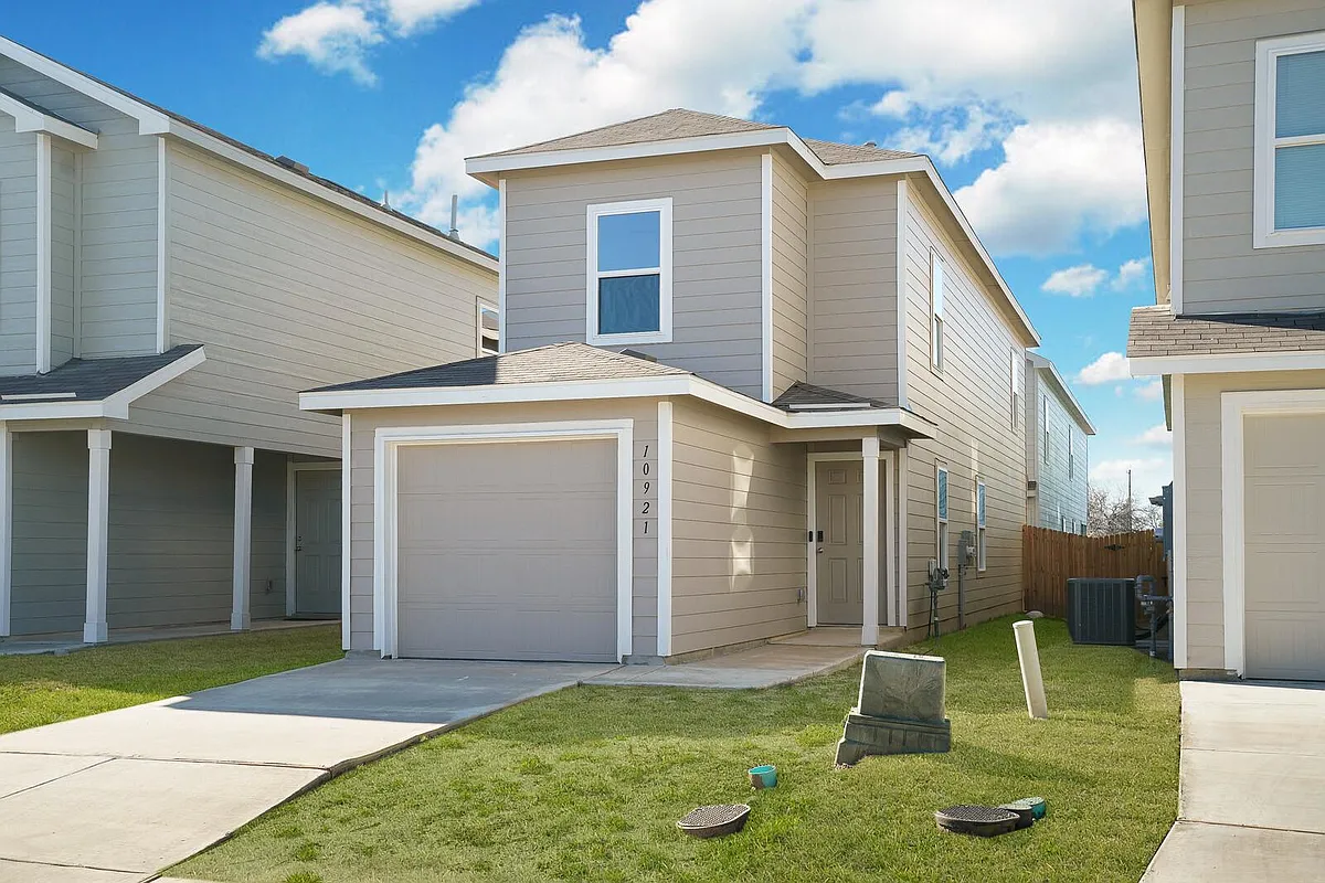 Building Photo - 10921 Presa Way