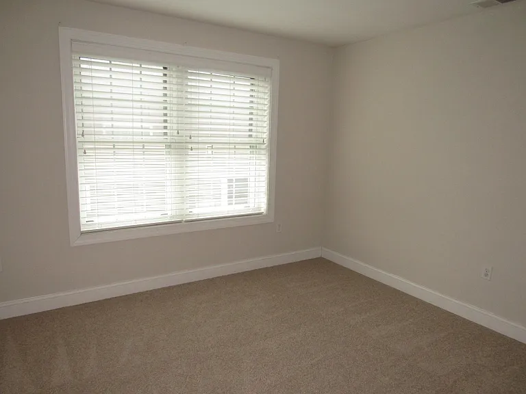 19 Riverside Dr — Photo 25