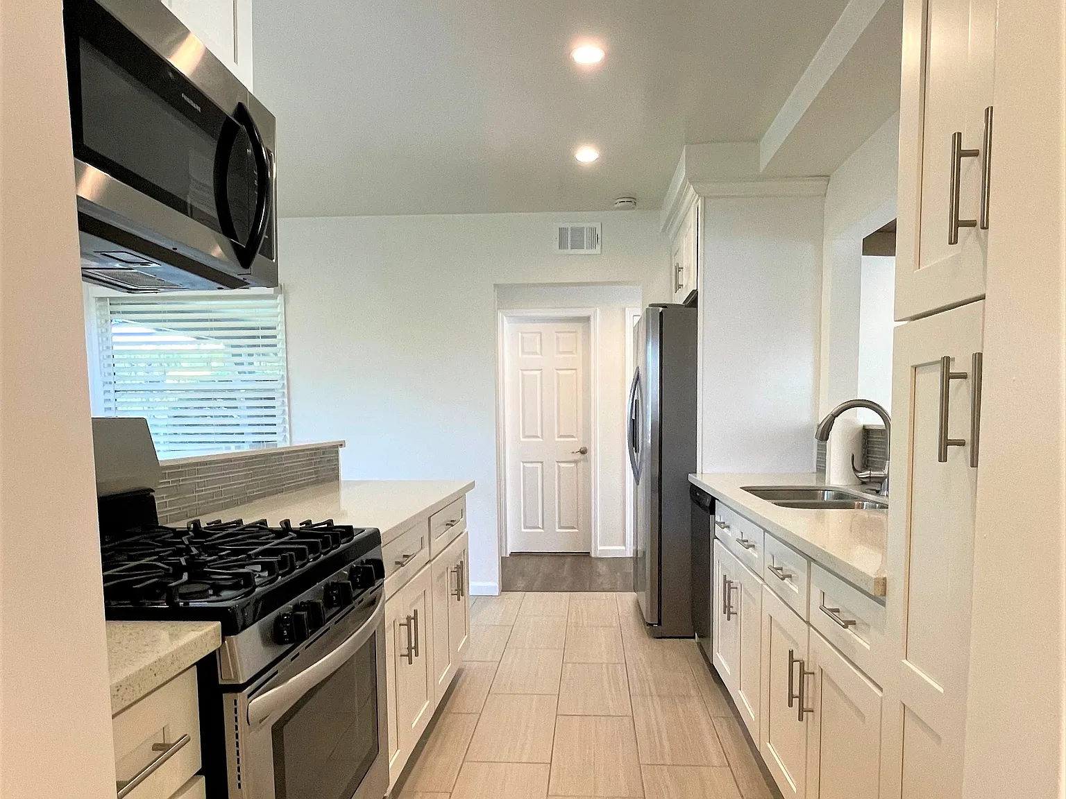 4 bed, 1700 sqft, $4,600 — Photo 3