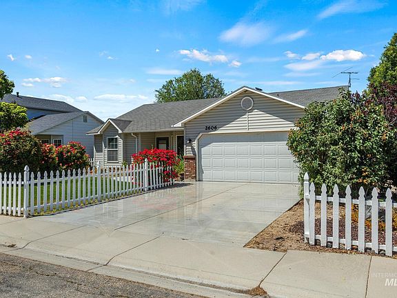 3rd image of 2606 E Spicewood Ave