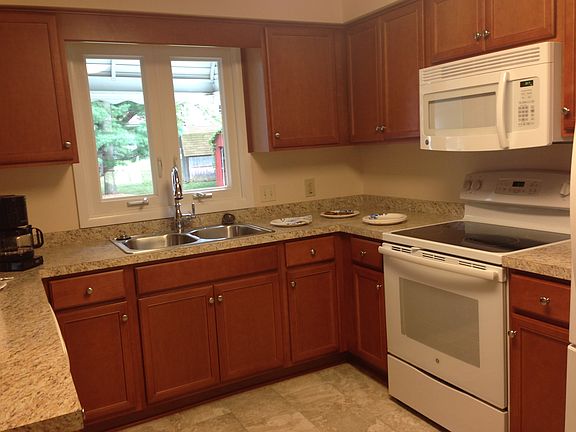 3rd image of 1047 Columbus Cir S