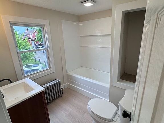 4th image of 22 Fleming St Unit 1