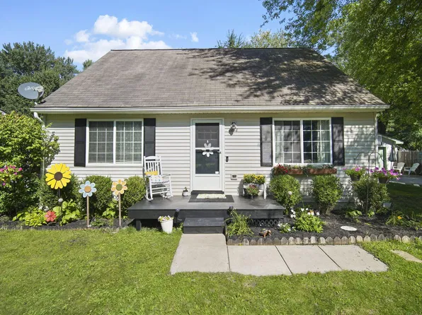 8848 Garfield Dr, Whitmore Lake, MI 48189
