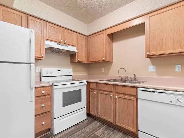 8519 Parallel Pkwy — Photo 10
