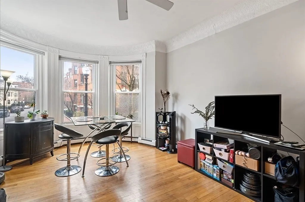 2 bed, 1.0 bath, 900 sqft, $3,900 — Photo 3