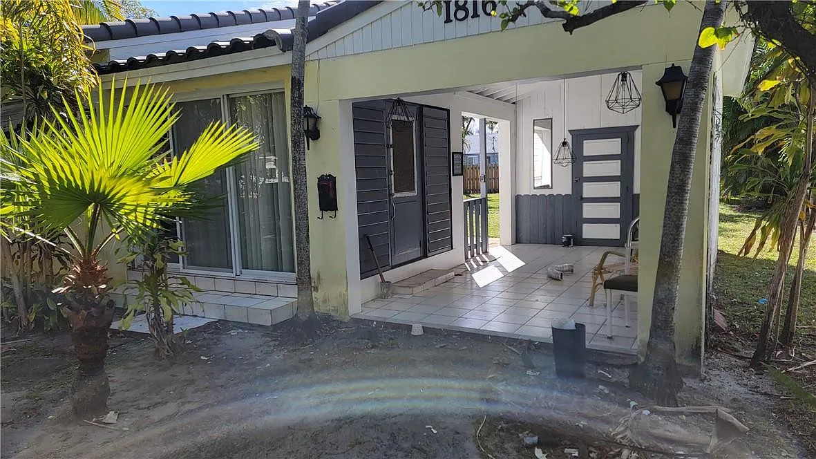 3 bed, 1.0 bath, 1010 sqft, $2,590 — Photo 2