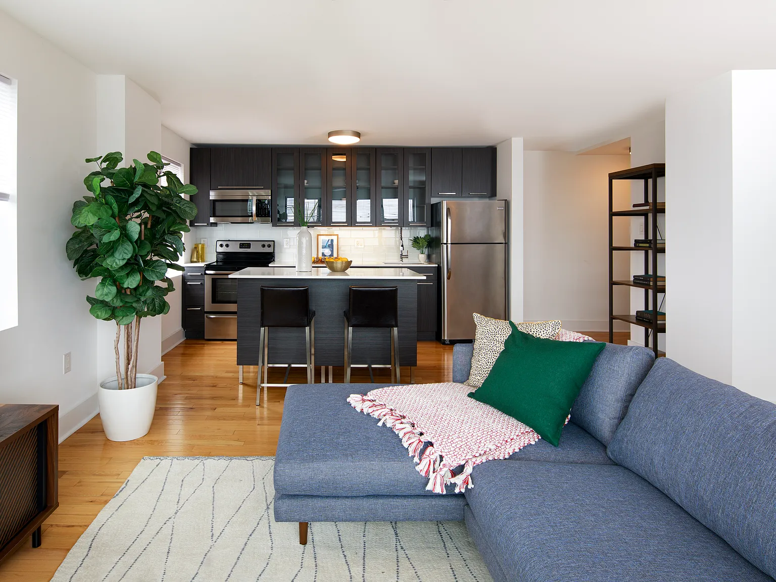 2 bed, 950 sqft, $2,121 — Photo 2
