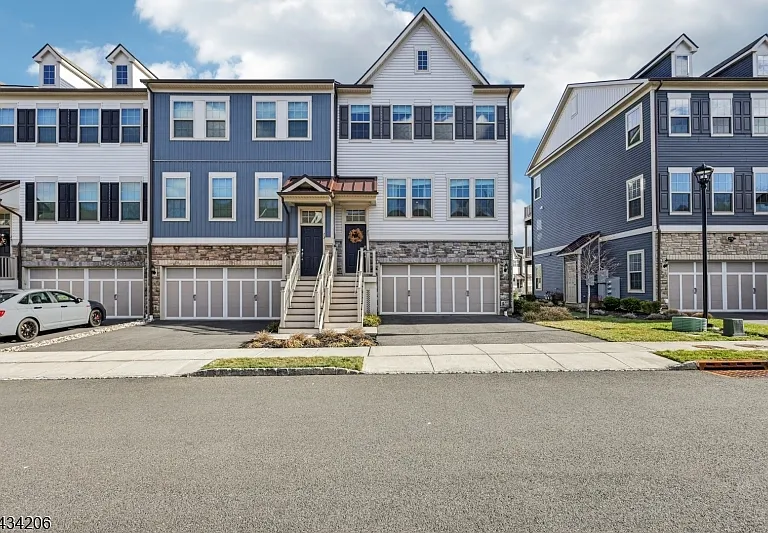 21 Dahlia Dr — Photo 1