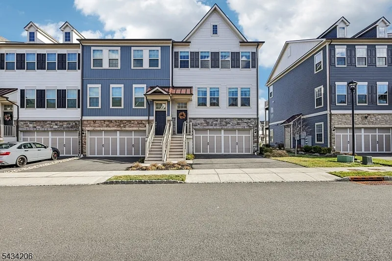21 Dahlia Dr