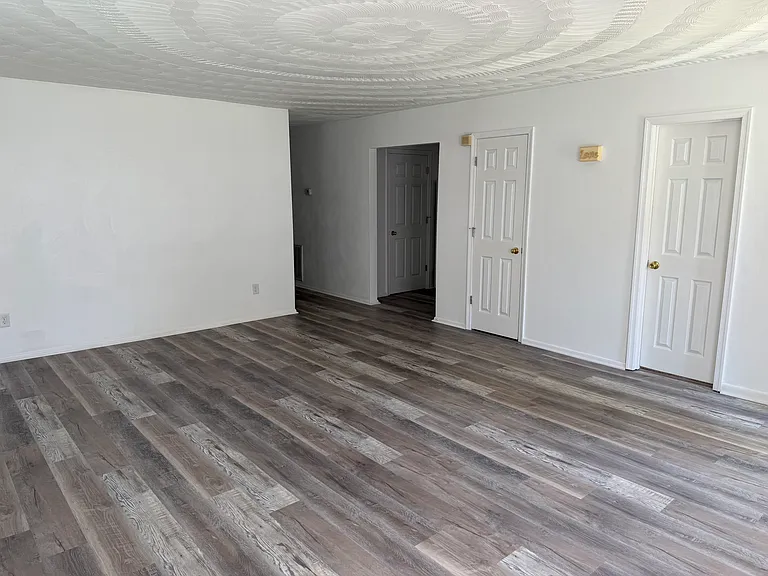1022 Kenton Ave — Photo 3