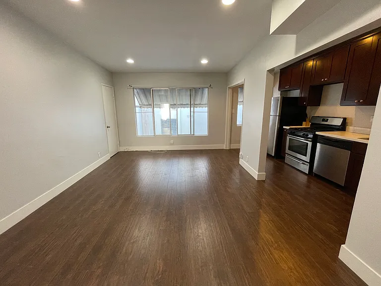1633 N Poinsettia Pl #6 — Photo 1