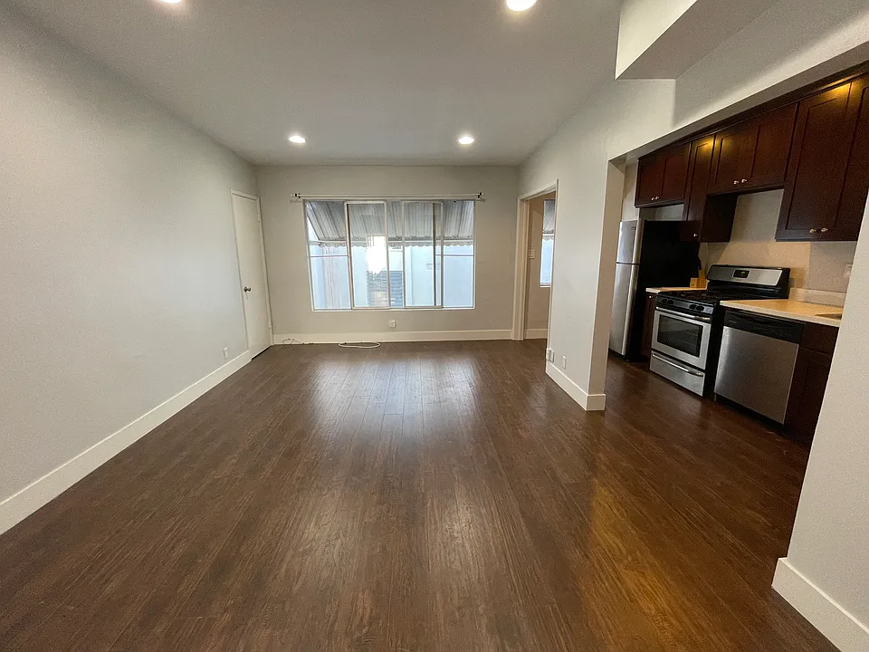 1633 N Poinsettia Pl #6