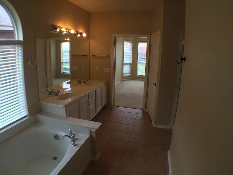 2509 Nueces Cv — Photo 12