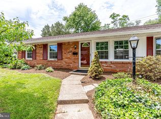 907 W Redwood Rd, Sterling, VA 20164