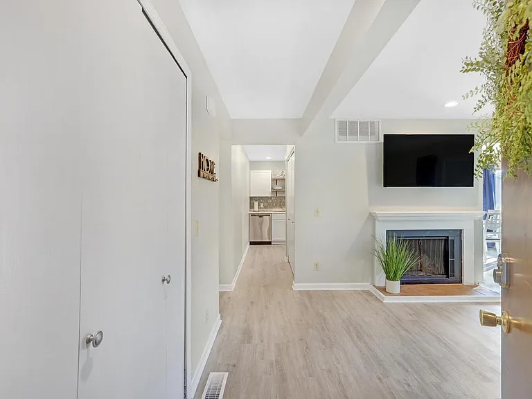 1115 Laura Dr — Photo 9