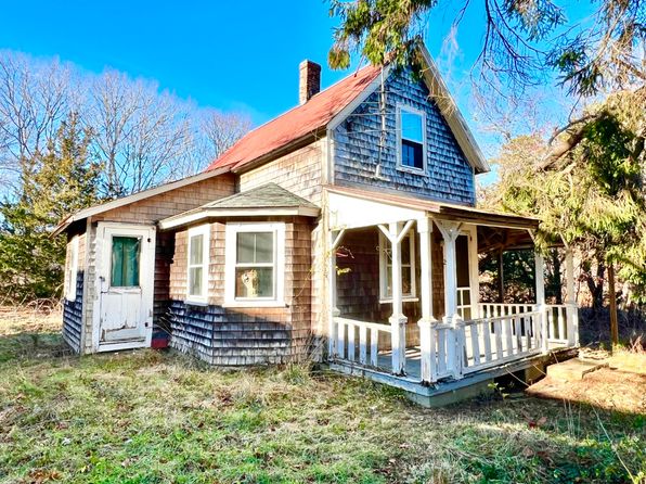 25 Oak Ave, Oak Bluffs, MA 02557