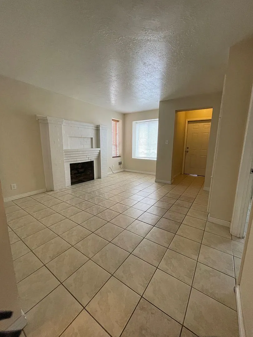 2525 Adams Ave — Photo 2