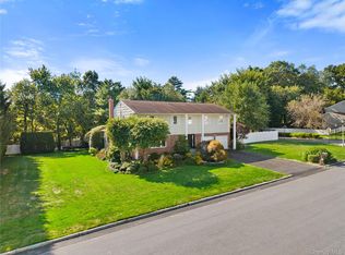 225 Country Ridge Rd, Scarsdale, NY 10583