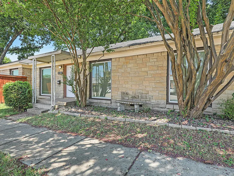 6950 Hillcrest Ave — Photo 2