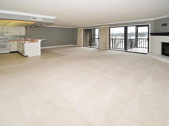 4th image of 4332 Lakeshore Ln Unit 204