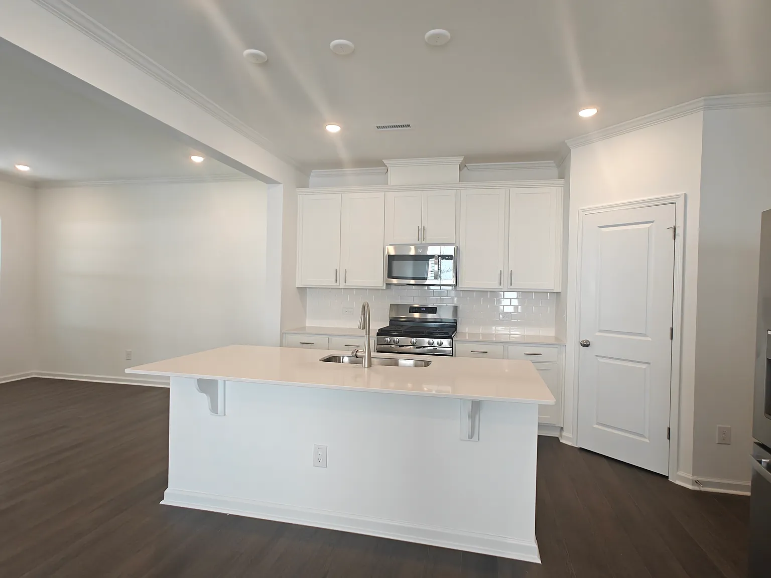 5 bed, 2375 sqft, $2,300 — Photo 3
