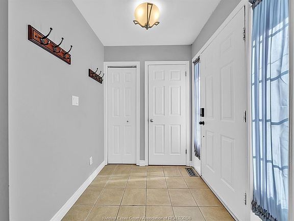 5th image of 382 Thorn Ridge Cres