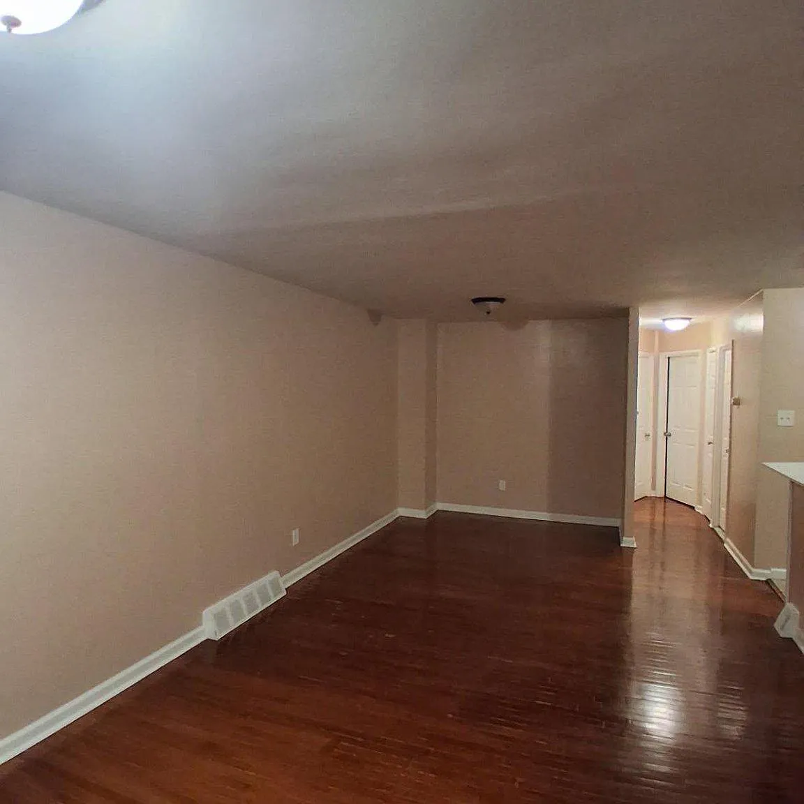 2 bed, 1.0 bath, 1720 sqft, $1,400 — Photo 2