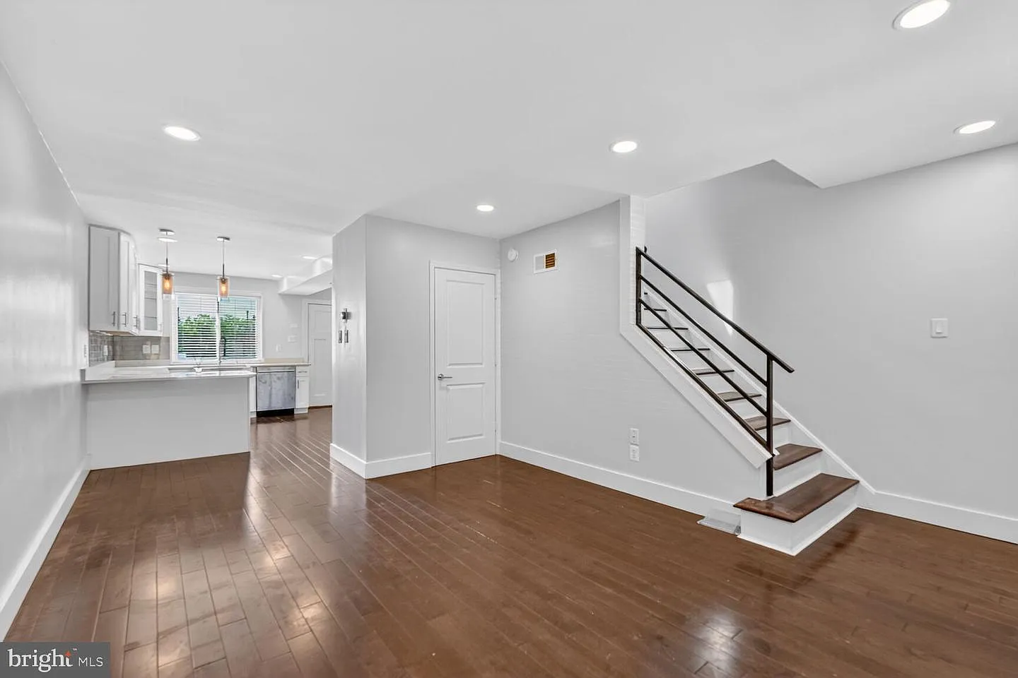 4 bed, 2.5 bath, 1496 sqft, $3,200 — Photo 3
