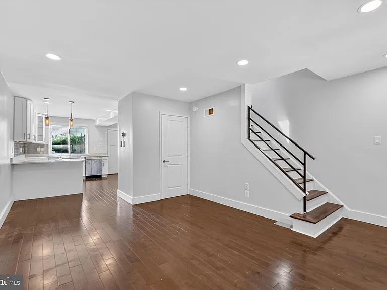 2218 16th St NE — Photo 3