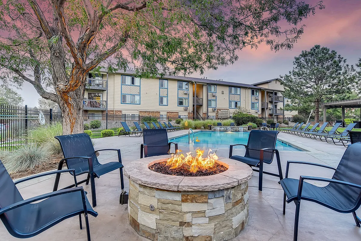 Clearview Apartments 4840-print-048-050-Exterior-3600x2402-300dpi - Clearview