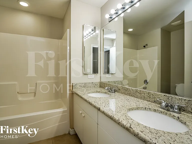 1002 NE 33rd Ln — Photo 13