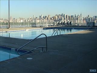 Pool w city views