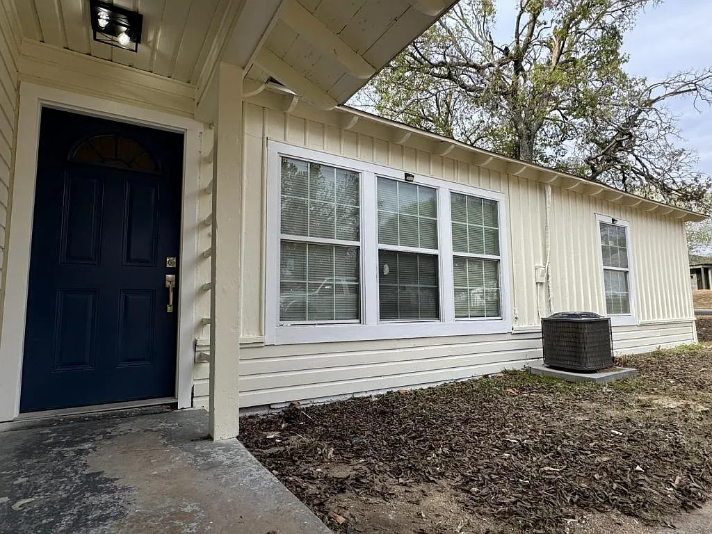 724 Carrie Ave — Photo 2