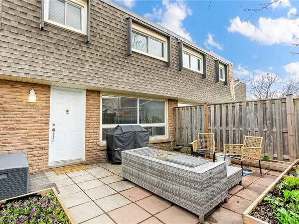 7 Viking Ct #406, Grimsby, ON L3M 3T8