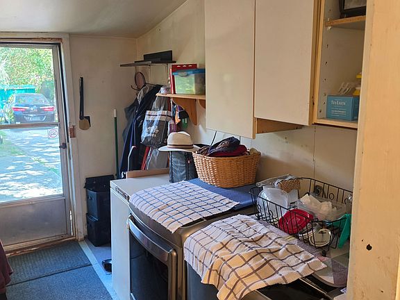 5th image of 532 Rogers St