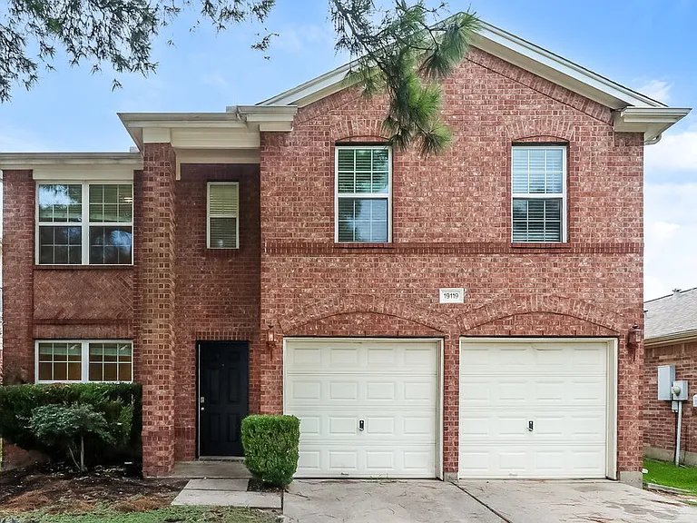19119 Royal Isle Dr — Photo 1